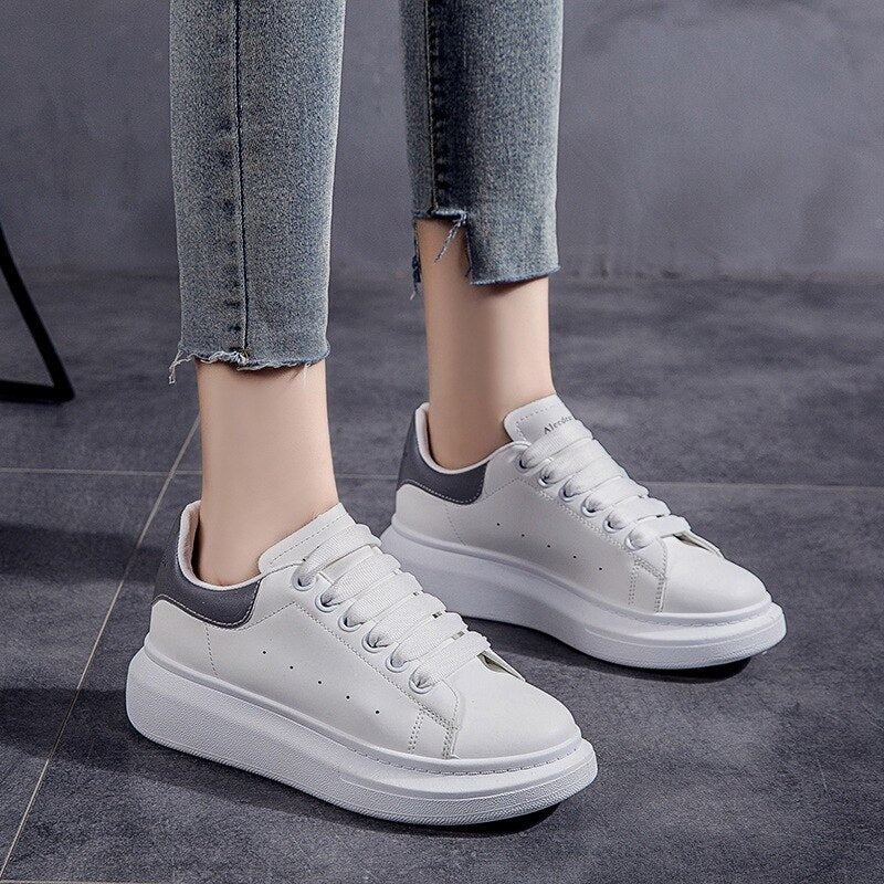 Damen Plateau Sneaker – Weiße Wedge Sneaker für bequemes Gehen und Alltag